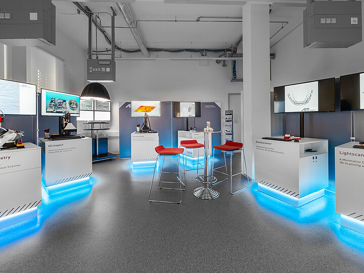 Blick in das Machine Vision Lab mit seinen beleuchteten Demonstratoren 