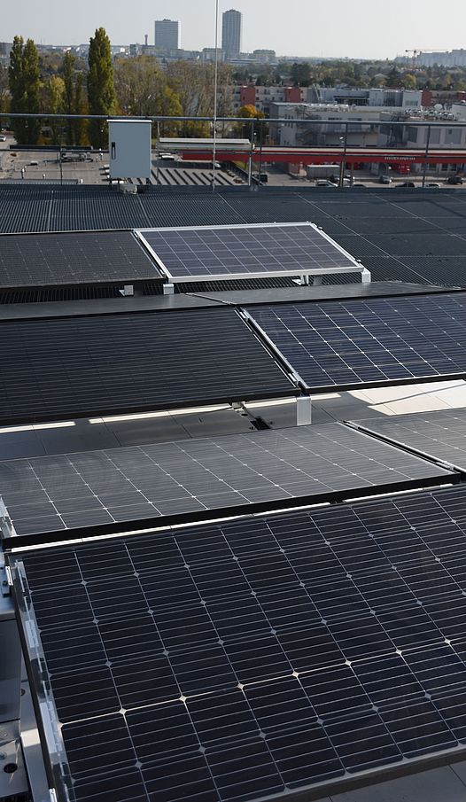 [Translate to English:] Photovoltaikpanels am Dach vom AIT Gebäude in Wien