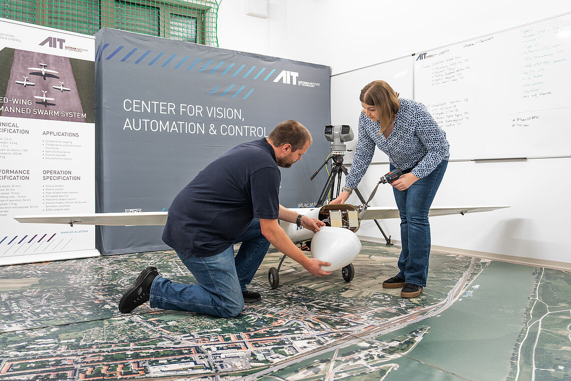 Verena Widhalm und Felix Bruckmüller bauen Sensoren in ein unbemanntes Modellflugzeug ein, im AIT Fluglabor