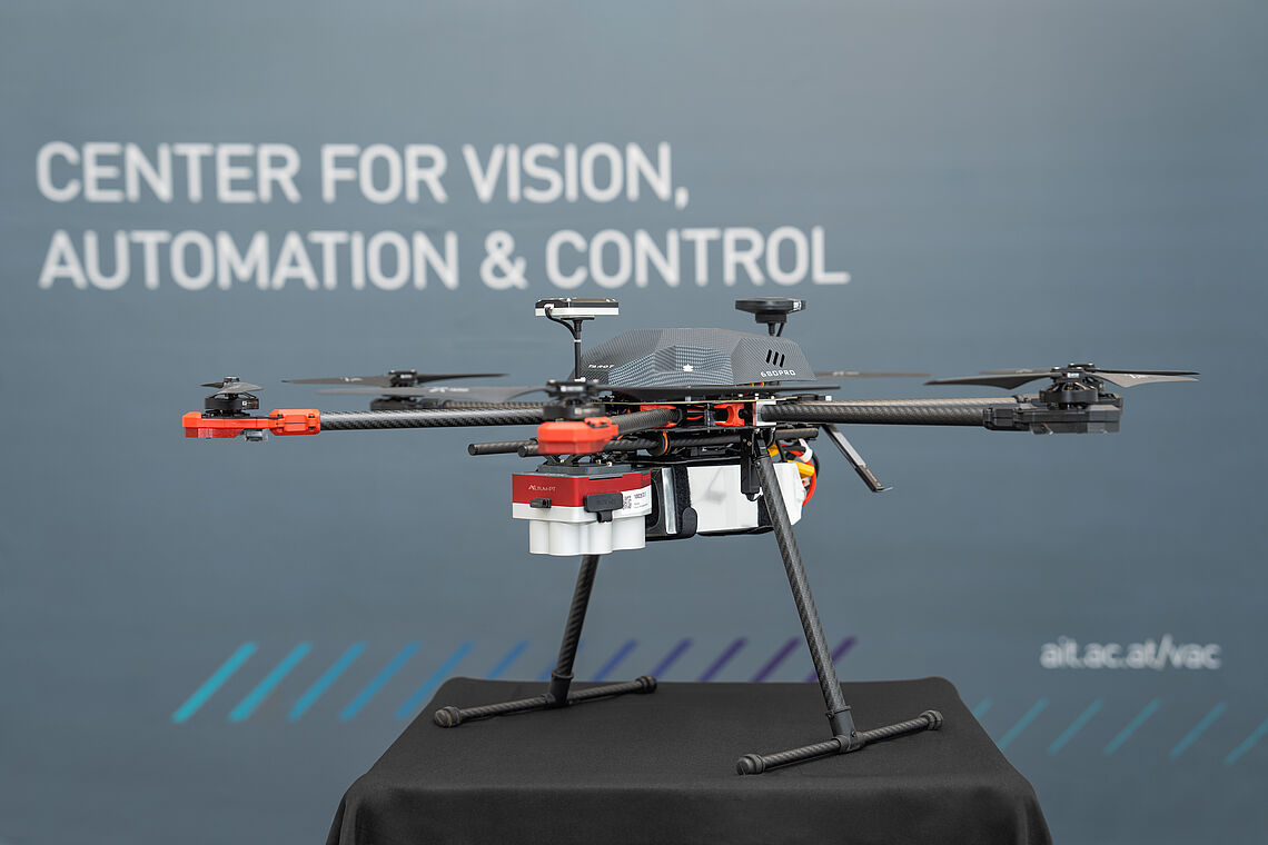 Drohne auf Podest im AIT Fluglabor