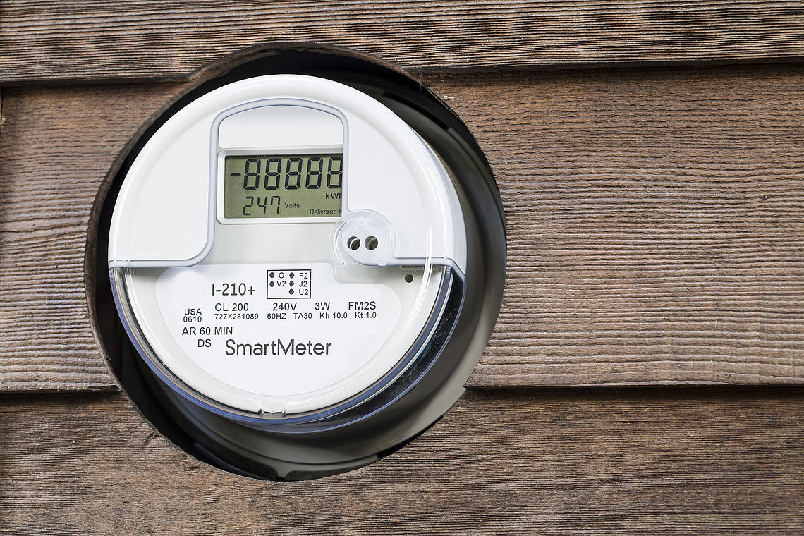 Smart meter device measures the voltage of the network.