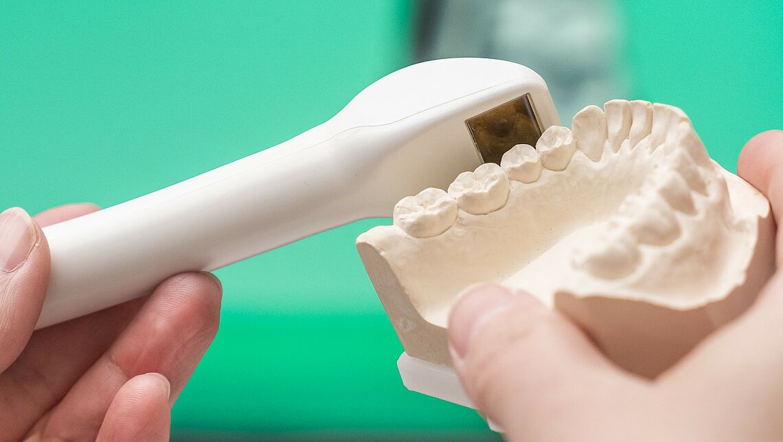 Handgeführter Zahnscanner mit Gipsmodell eines Unterkiefers; Machine Vision Lab