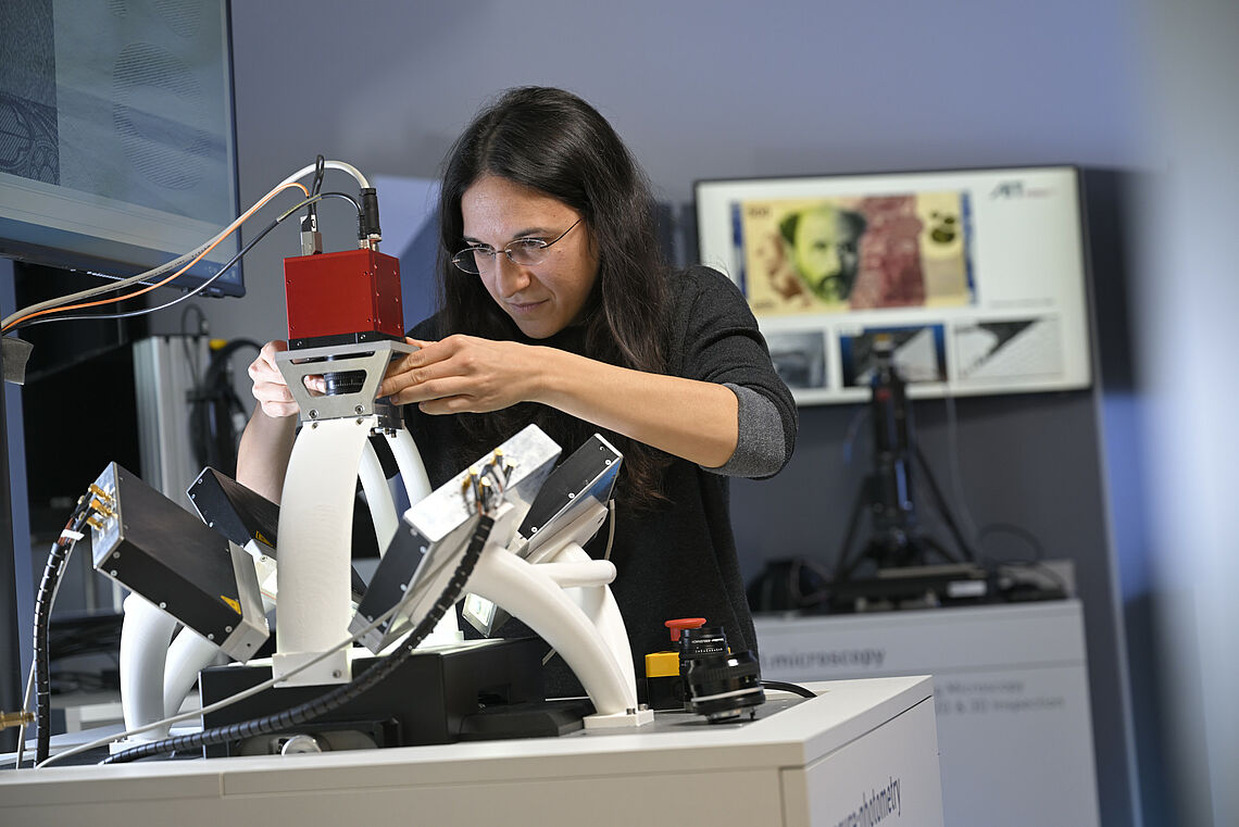 Nicole Brosch moniert die xposure:camera auf einen Demonstrator im Machine Vision Lab