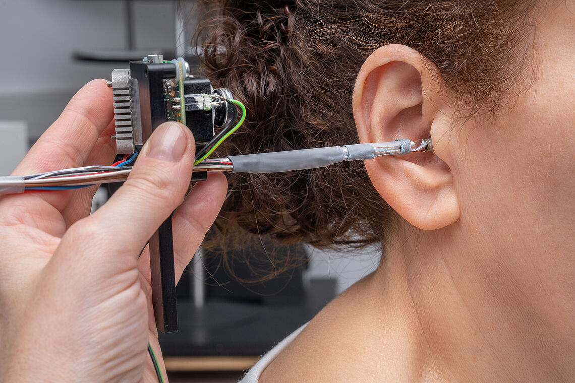 Handgeführter Ohrscanner bei Scannen eines Ohrkanals einer Frau; Machine Vision Lab