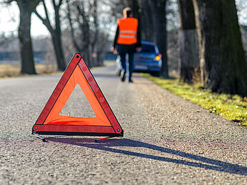 Pannendreieck aufgestellt auf einer Straße