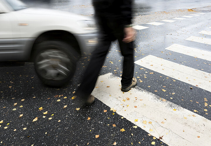 Themenbild Auto fährt fast einen Fußgänger auf dem Zebrastreifen um