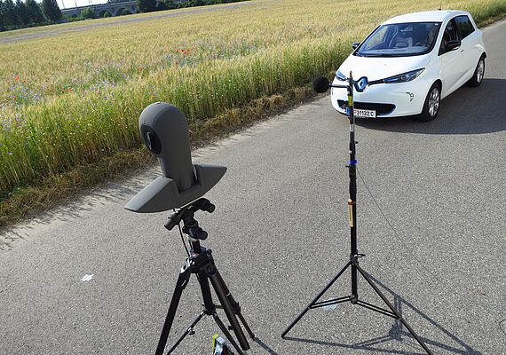 Lärmmessung auf einer Feldstraße mit vorbeifahrendem Auto