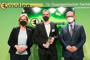 Gruppenfoto Projektleiter Martin Reinthaler (Mitte) mit Bundesministerin Leonore Gewessler und Generalsekretär WKO Karlheinz Kopf