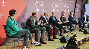 From the left side: Theresia Vogel (Klima und Energiefond), Mark van Loon (Wienerberger AG), Peter Pechtl (ENEXSA), Michael Losch (BMK), Sabine Herlitschka (Infineon Technologies Austria),Thomas Kienberger (NEFI und Montanuniversität Leoben),Wolfgang Hribernik (NEFI und AIT) © NEFI/Özelt