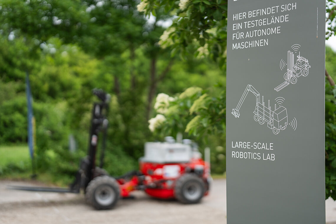 Testfahrt mit dem automatisierten Gabelstapler im Large Scale Robotics Lab in Seibersdorf Copyright AIT tm-photography.at