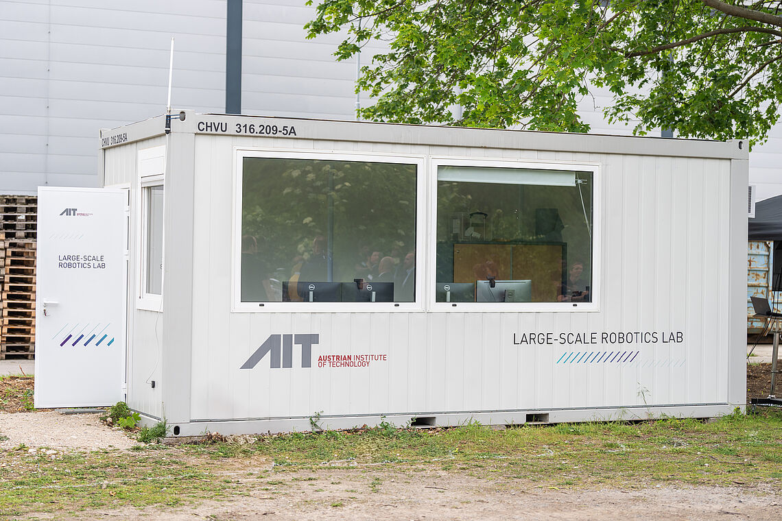 Steuerungsstation im AIT Large Scale Robotics Lab in Seibersdorf Copyright AIT tm-photography.at