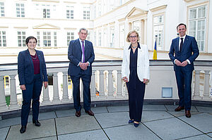 Groupphoto on balcony