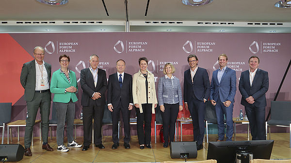 Gruppenfoto von der NEFi Breakout Session: v.l.n.r.: Mark van Loon (Wienerberger AG), Theresia Vogel (Klima- und Energiefonds), Peter Pechtl (ENEXSA), Michael Losch (BMK), Sabine Herlitschka (Infineon Technologies Austria), Christiane Egger (NEFI und OÖ Energiesparverband), Thomas Kienberger (NEFI und Montanuniversität Leoben), Christian Maurer (NEFI und Business Upper Austria), Wolfgang Hribernik (NEFI und AIT)