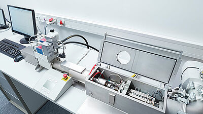 Dilatometer mit angeschlossenem Monitor