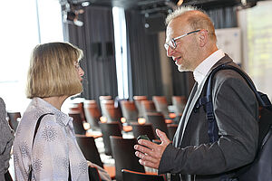 Foto: Christiane Egger (Energiesparverband OÖ/NEFI) und Bernd Vogl (Klima- und Klimafonds) im Gespräch
