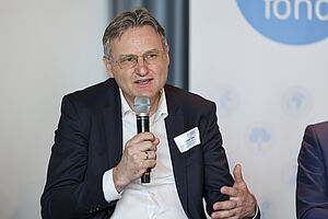 Photo: Andreas Kugi (AIT) speaking with a microphone in his hand