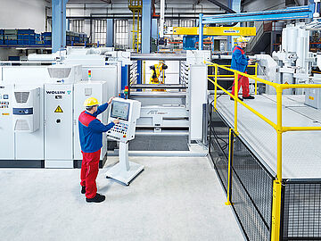 cold chamber die casting machine with an employee in front