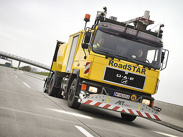 Foto des RoadSTAR - ein großer gelber LKW