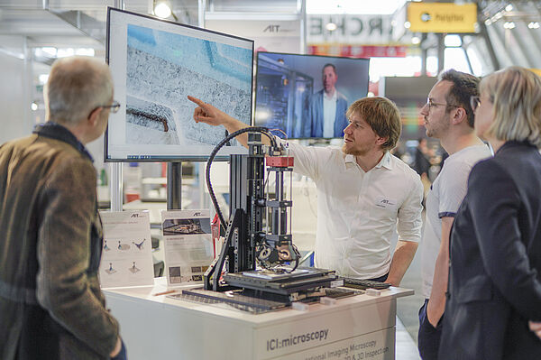 AIT Team auf der Messe Control zeigt eine Aufnahme mit dem 3D Mikroskop. Copyright Fraunhofer-Gesellschaft 