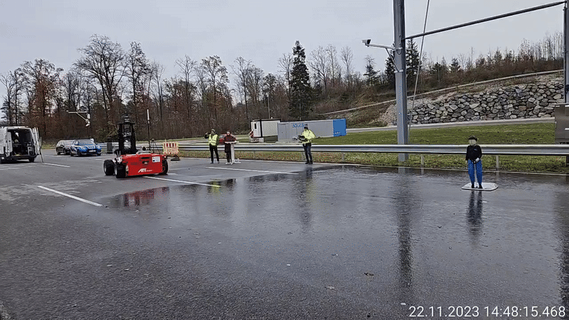 Kollisionsschutz: auch bei Regen bremst der autonome Gabelstapler vor dem menschlichem Dummy